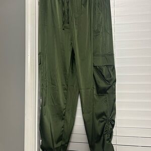 Women’s  Olive Green Cargo Pants- pretty garden new with tag